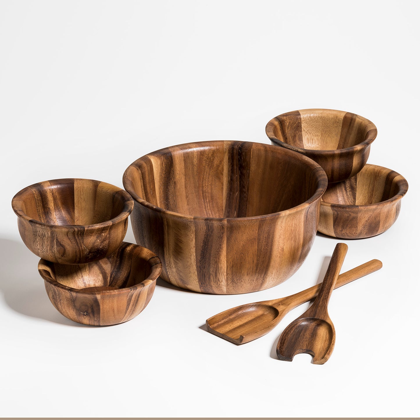 Exquisite Large Salad Bowl's with servers & 4 Individuals